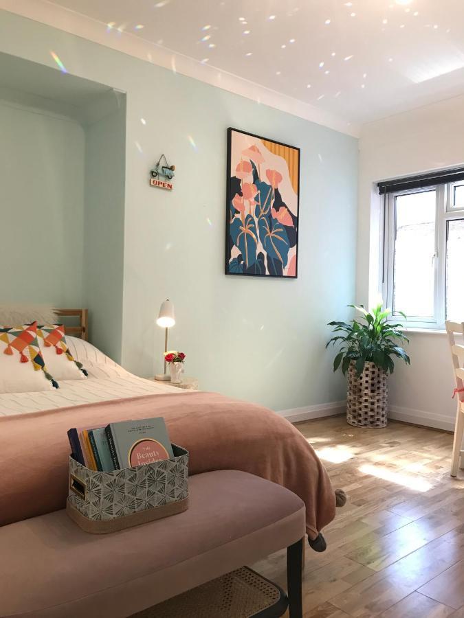 Modern Boutique Studio Apartment Борнмут Экстерьер фото
