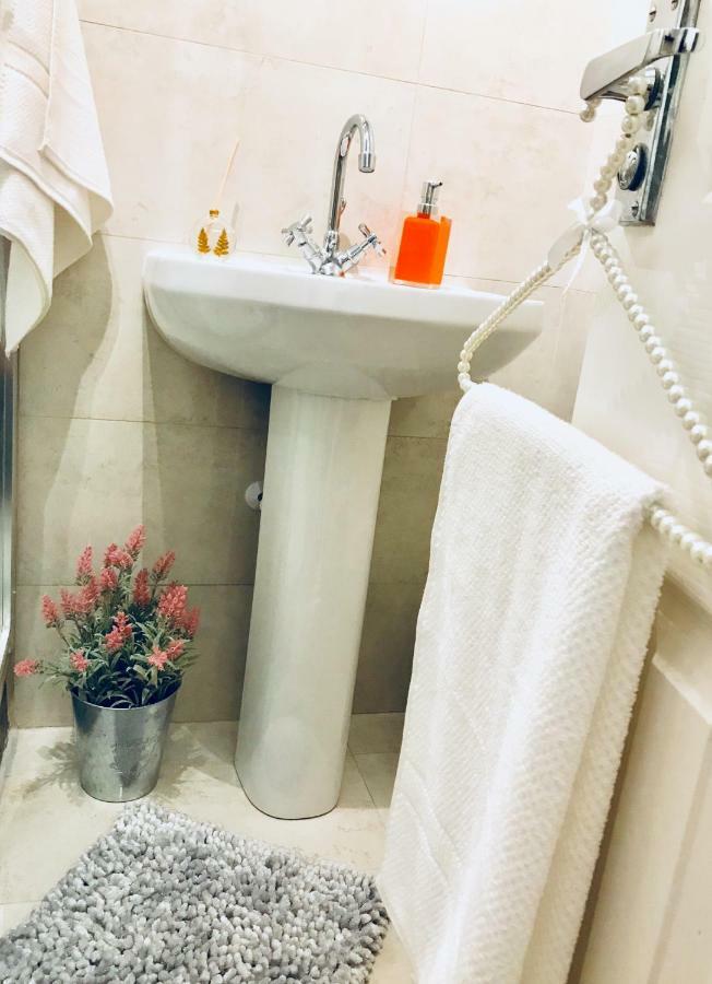 Modern Boutique Studio Apartment Борнмут Экстерьер фото
