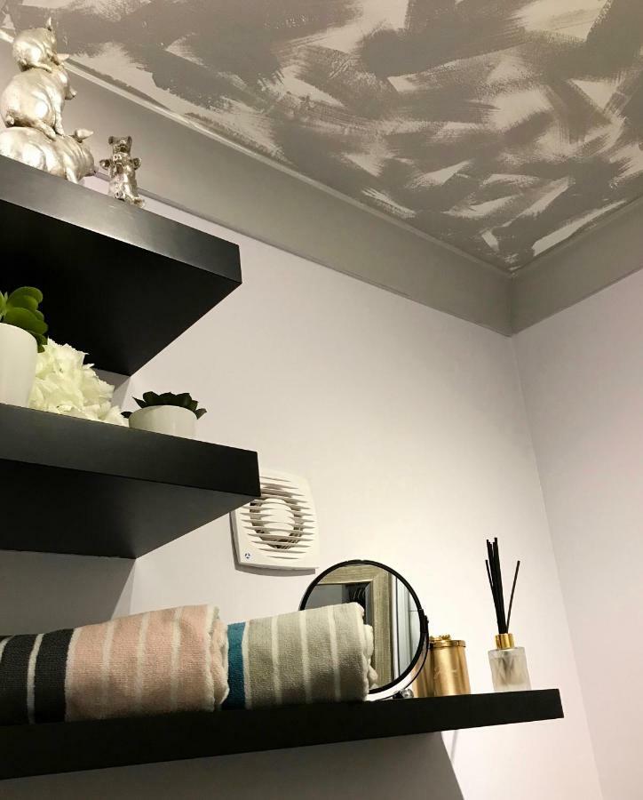 Modern Boutique Studio Apartment Борнмут Экстерьер фото
